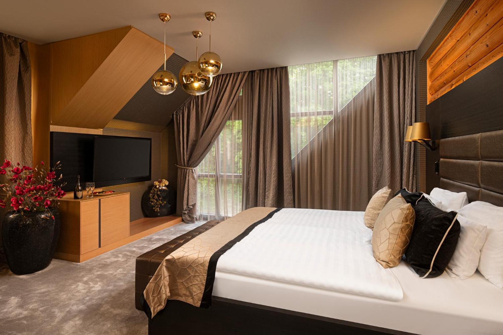 Avalon Resort & Spa มิชโคลซ์ ภายนอก รูปภาพ
